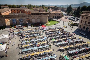 Tavola Aiutare Chi Ha Bisogno Pranzo Solidale 2018